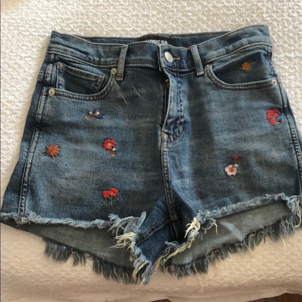Mid rise denim shorts w. flower embroidery